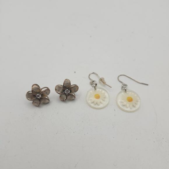Lot 2 Pairs Earrings Flower Studs + Daisy Plastic Disc Dangle Cottagecore Spring - Picture 1 of 8